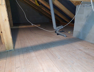 Zateplení stropu rodinného domu pomocí foukané izolace